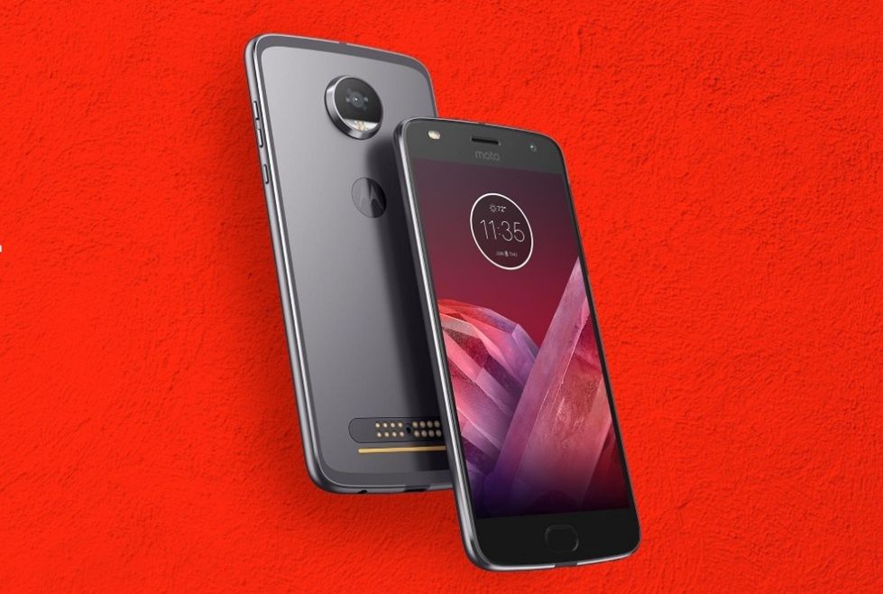 Moto Z2 Play oficjalnie. Ma lepszy aparat, mniejszą baterię i... moduł stworzony dla graczy 2