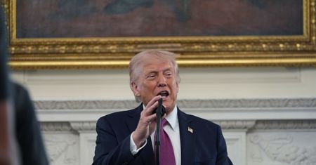 "Ostrzelać i zniszczyć". Trump grozi ws. cieśniny