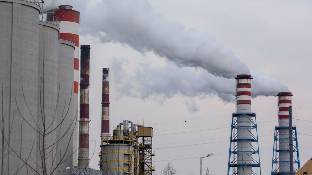 Zarzuty wobec trzech osób o atak na infrastrukturę krytyczną.