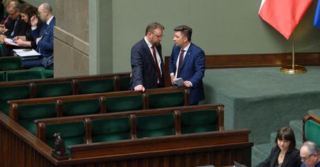 Koronawirus w Polsce. Afera z maseczkami. Szef Kancelarii Premiera broni Łukasza Szumowskiego
