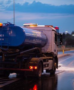 Warszawa. Miasto myje ulice wodą z basenów