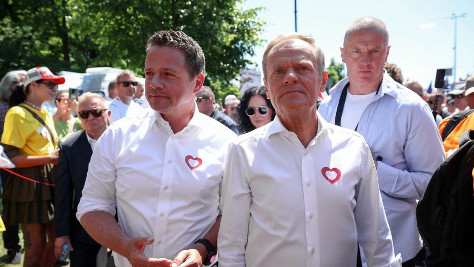 Rafał Trzaskowski Donald Tusk zajęli pierwsze miejsca w sondażu z pytaniem o kandydata na opozycyjnego premiera.