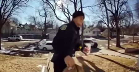 Policjant dostarczył jej lunch. Mina kobiety mówi wszystko