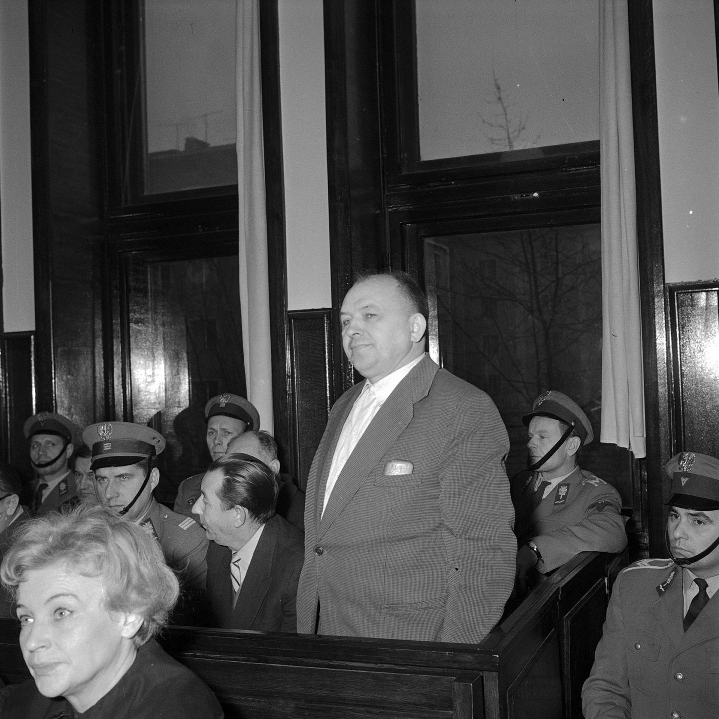 Głównym oskarżonym był dyrektor WHM Stanisław Wawrzecki. Oprócz niego zarzuty postawiono czterem dyrektorom uspołecznionego handlu mięsem, czterem kierownikom sklepów oraz właścicielowi prywatnej masarni
