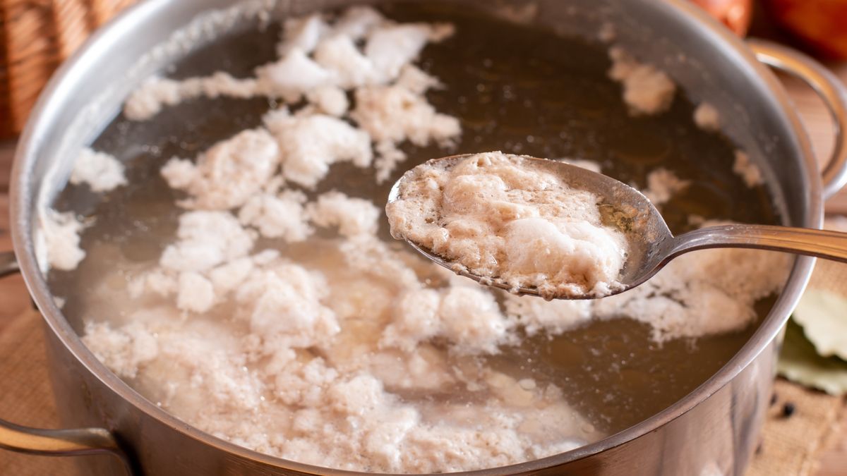 Piana pojawia się już po kilku minutach od wstawienia rosołu