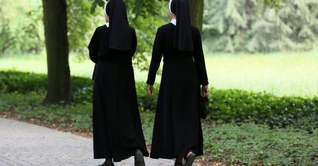 Zrzuciła habit. Mówi, skąd zakonnice biorą pieniądze