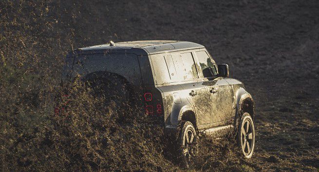 Land Rover w nowym filmie o Jamesie Bondzie "No Time To Die"