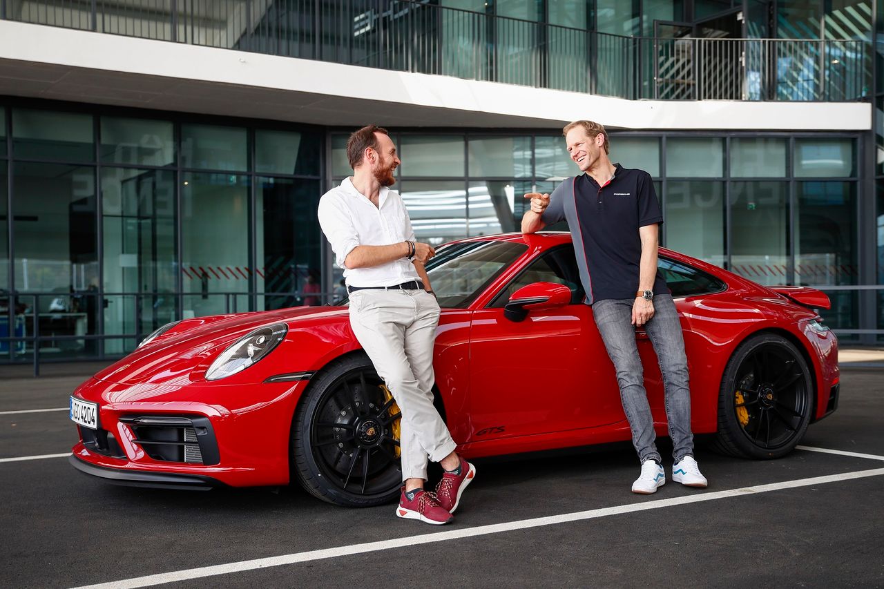 Mateusz Żuchowski i Jörg Bergmeister przed Porsche 911 Carrera GTS