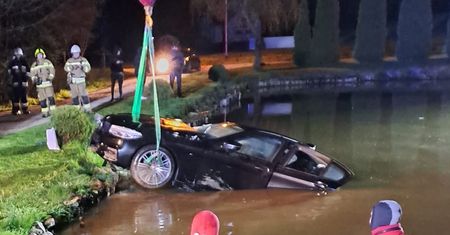 Ze zbiornika wodnego wystawał tylko dach. Rajd BMW zakończony w stawie