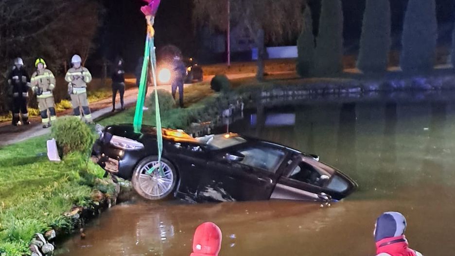 Kierowca BMW wjechał do stawu we wsi Zajezierze na Mazurach.