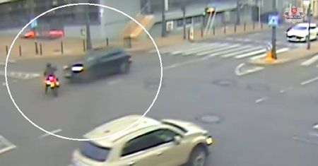Pas do jazdy na wprost, skręt w lewo i zderzenie. Moment wypadku motocyklistki w centrum Lublina