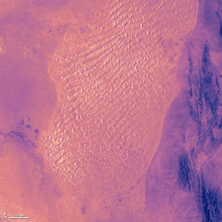 Zdjęcie Pustyni Lut w podczerwieni - im jaśniej, tym goręcej (fot. NASA)