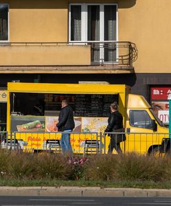 Warszawa. Fast food, plastikowa toaleta i przyczepy. Istny "kosmos" na placu Kuronia