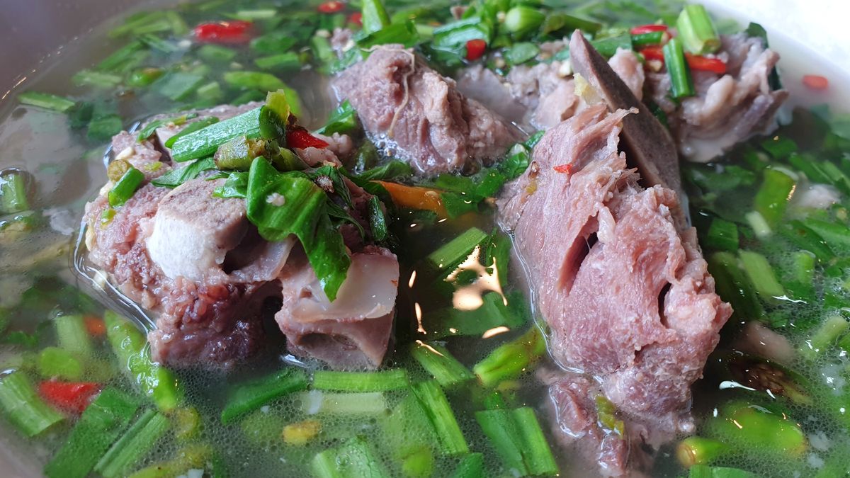 W krajach azjatyckich często gotują rosół na karkówce i kościach