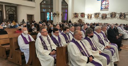 Zdjęcie z pogrzebu księdza zmarłego na COVID-19