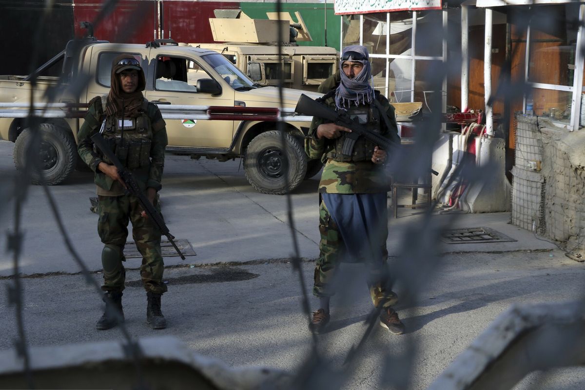 Afganistan. Talibowie strzegą większości dróg do lotniska w Kabulu 