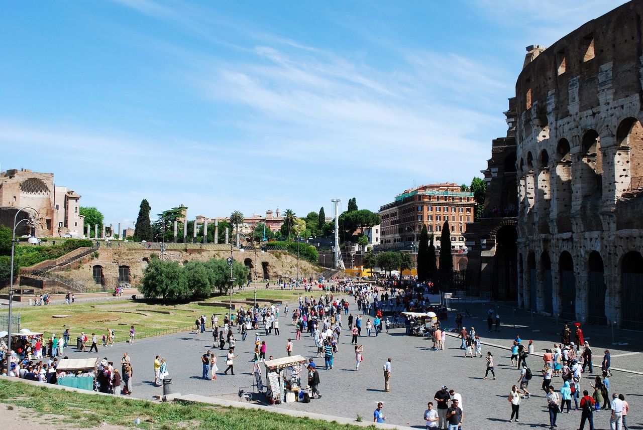 Tourists at the Colosseum are being scammed.