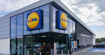 Klienci skarżą sią na butelkomaty. Lidl zabiera głos