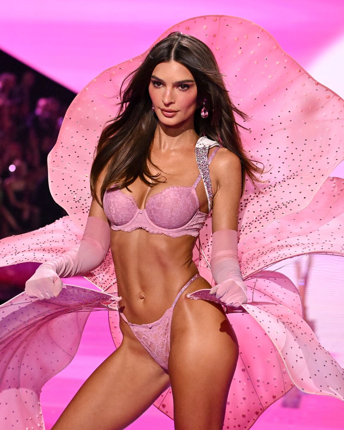Emily Ratajkowski na wybiegu Victoria's Secret