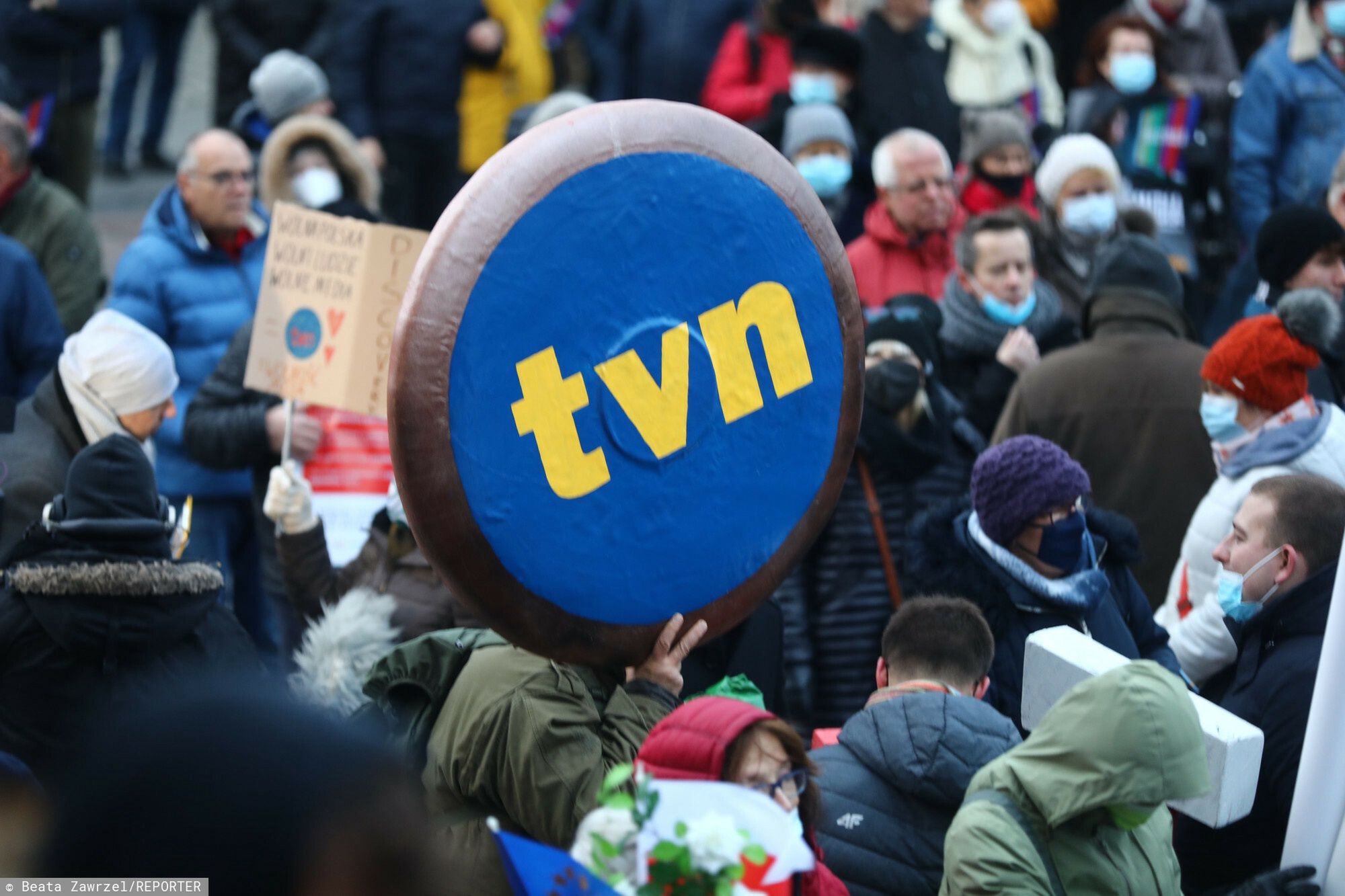 Protesty przeciw "lex TVN" przemilczane w TVP. Zamiast tego... krytyczny reportaż o stacji 