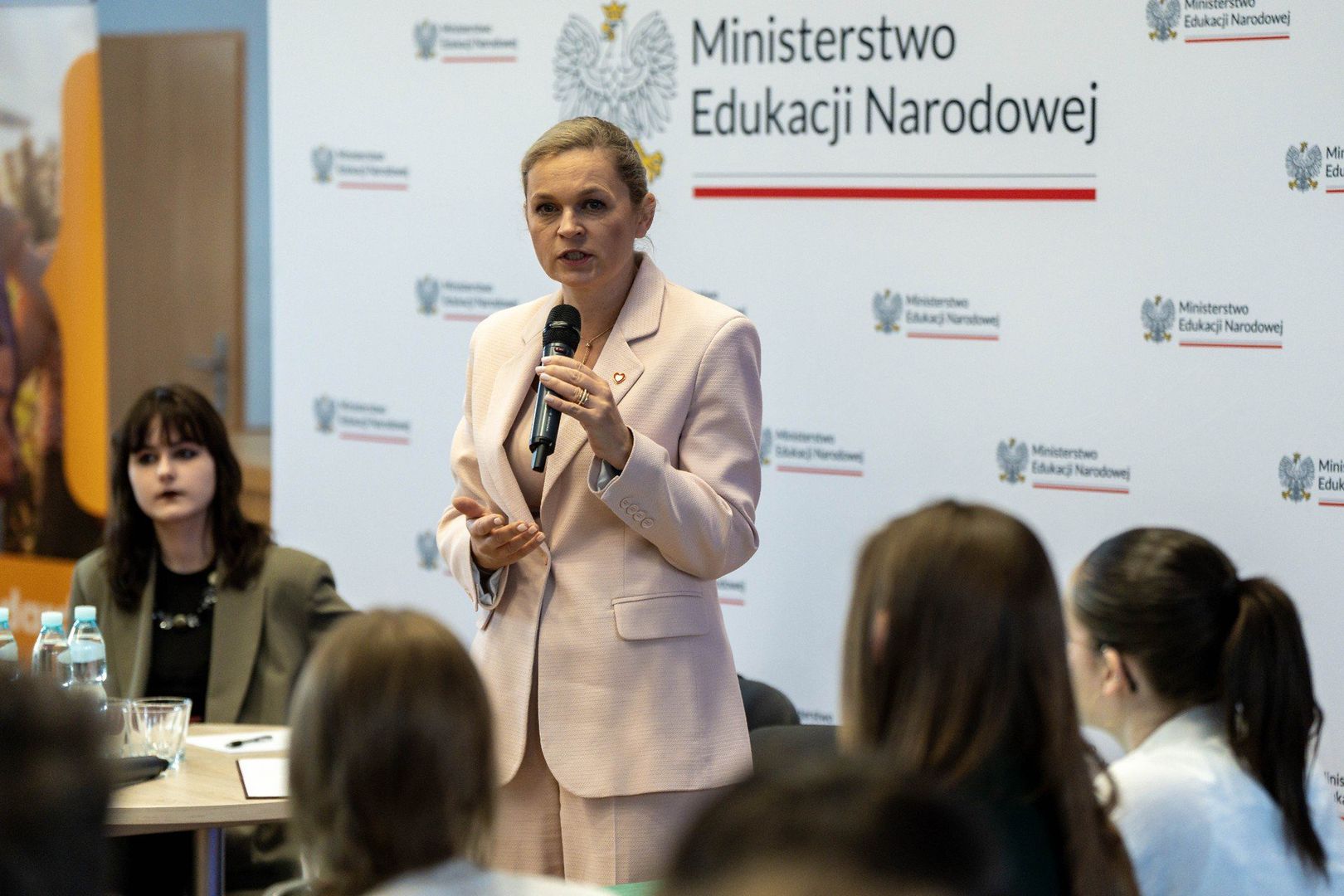 Ministra Edukacji Barbara Nowacka podpisała nowelizację rozporządzenia odpowiadającego na potrzeby dzieci z nowymi orzeczeniami o takim kształceniu, zapewniając im ciągłość edukacyjną bez konieczności zmiany placówki w trakcie roku szkolnego.