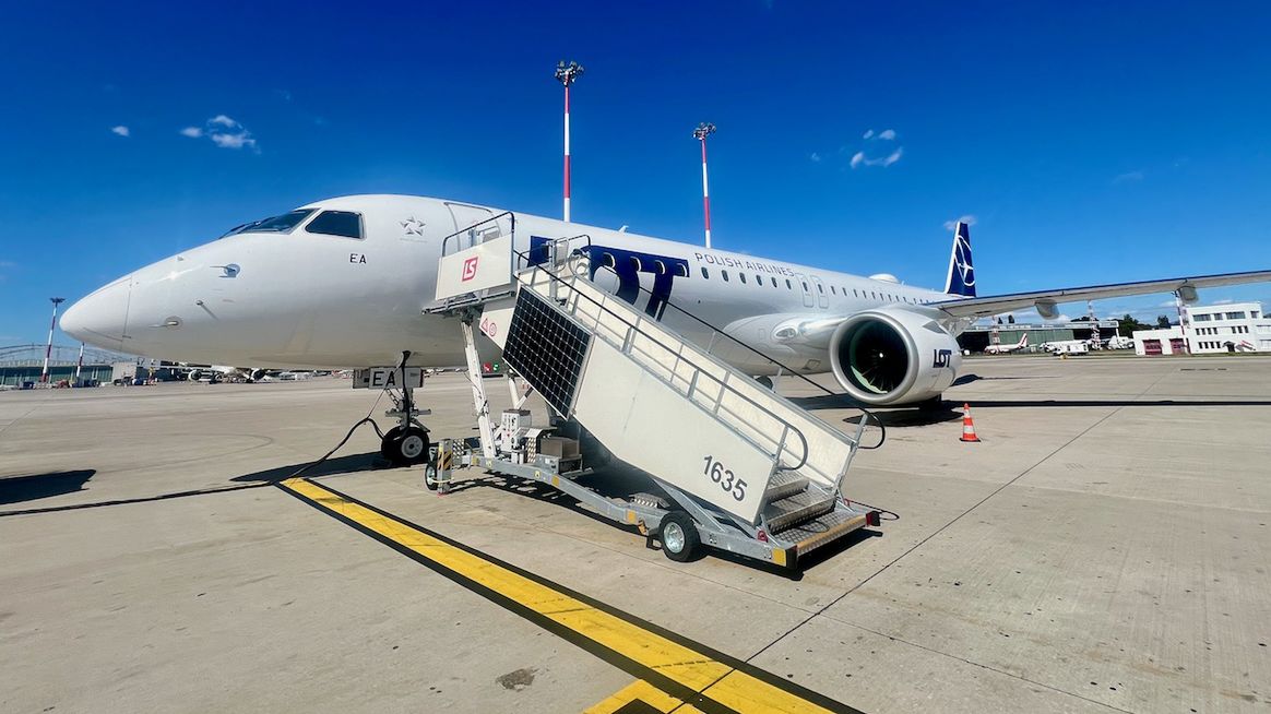 Embraer E195-E2 w barwach LOT-u na Lotnisku Chopina. Inauguracyjny rejs odbył do Oslo