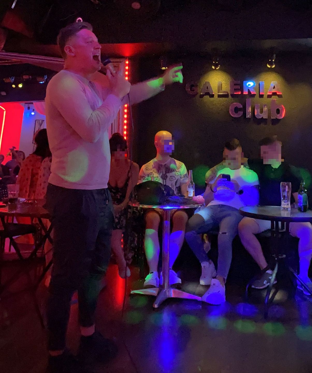 Rafał Brzozowski oddaje się uciechom w gejowskim klubie w Warszawie