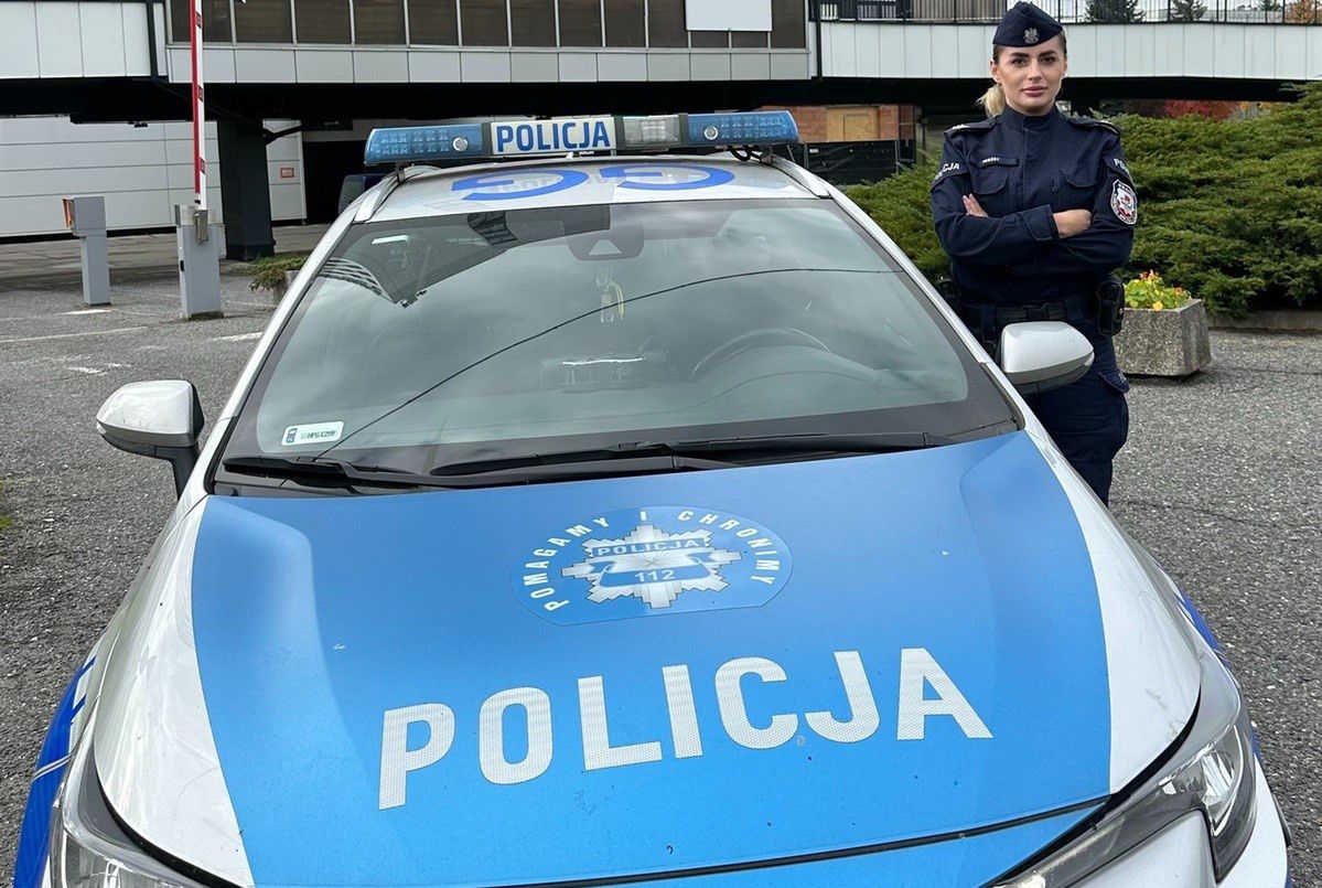 Zauważyła zagubioną kobietę. Policjantka nie czekała ani chwili