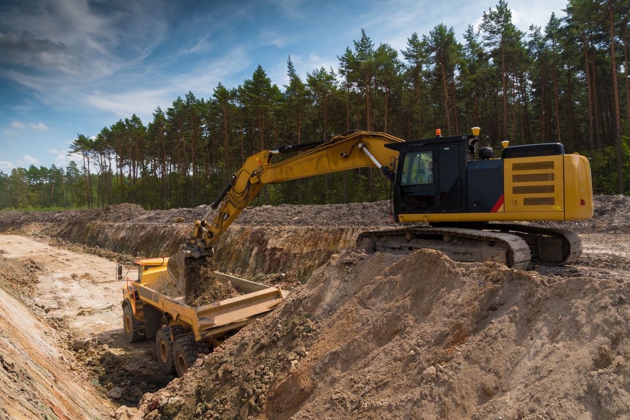 Nienaszów: Symboliczne wbicie łopaty. Rozpoczyna się budowa drogi pieszo – rowerowej. Będzie częścią rowerowej trasy Solina – Zakopane