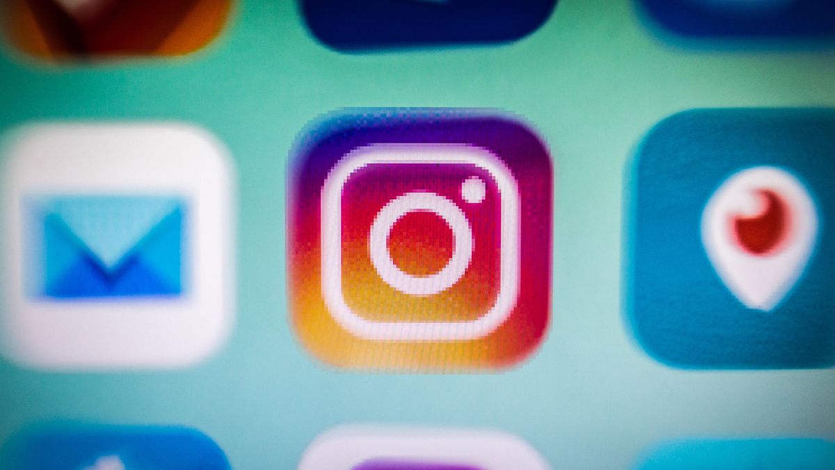 SPAIN - 2021/11/24: In this photo illustration, an Instagram app icon is displayed among other apps on a smartphone screen. (Photo Illustration by Thiago Prudencio/SOPA Images/LightRocket via Getty Images)