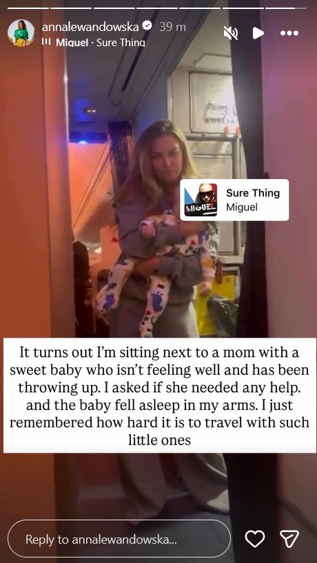 Anna Lewandowska bawi cudze dziecko w samolocie