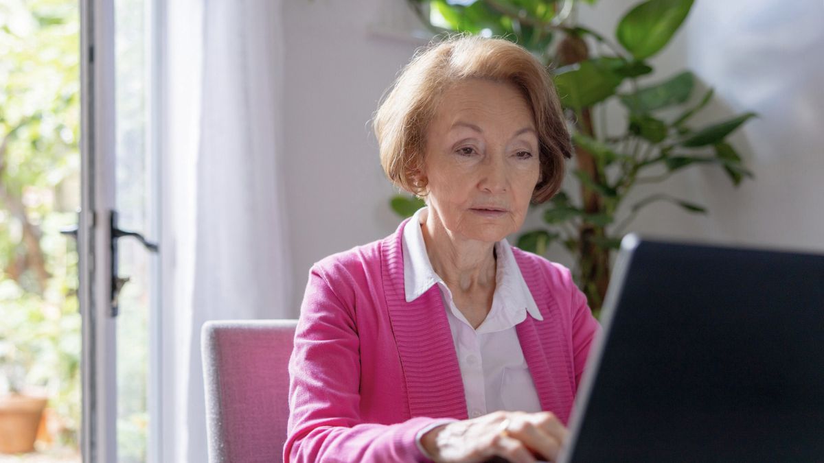 Seniorka pisze na komputerze