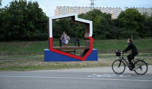 Kuriozalne tłumaczenie ws. "patriotycznych ławek"