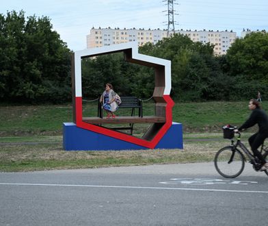 Kuriozalne tłumaczenie ws. "patriotycznych ławek"