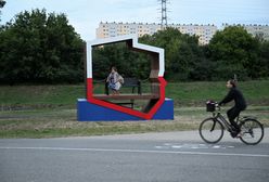 Kuriozalne tłumaczenie ws. "patriotycznych ławek"