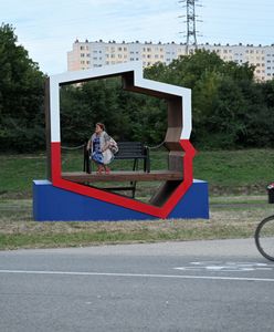 Kuriozalne tłumaczenie ws. "patriotycznych ławek"