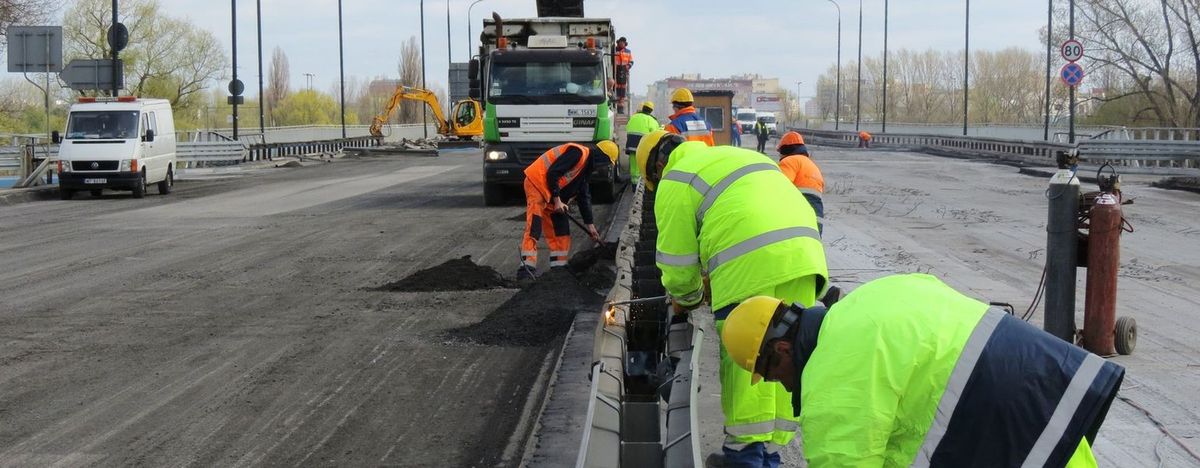 Opuszczą 600-tonowy fragment mostu Łazienkowskiego