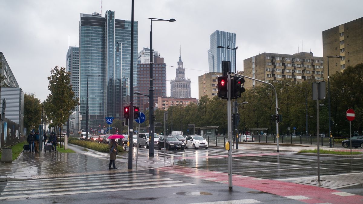Jest czerwone, ale nic nie jedzie. Za przejście dostaniesz 100 zł mandatu