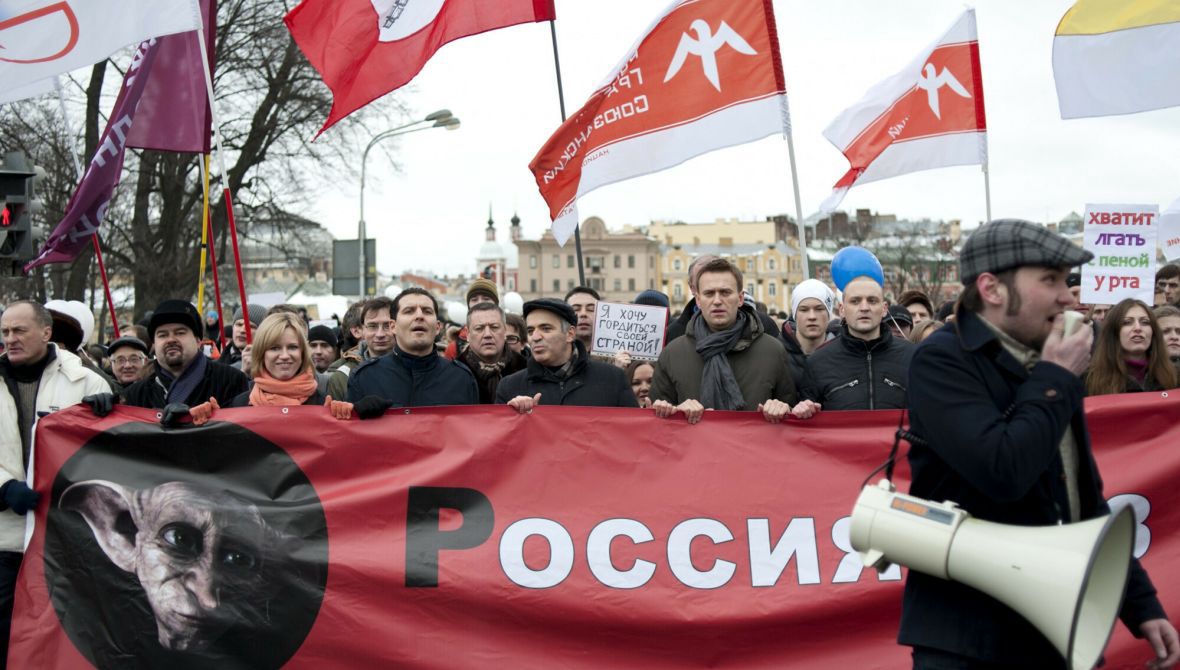 Garri Kasparow (centrala postać) podczas antyputinowskiego marszu w Sankt Petersburgu. Obok niego (z prawej) Aleksiej Nawalny. 25 lutego 2012 roku 