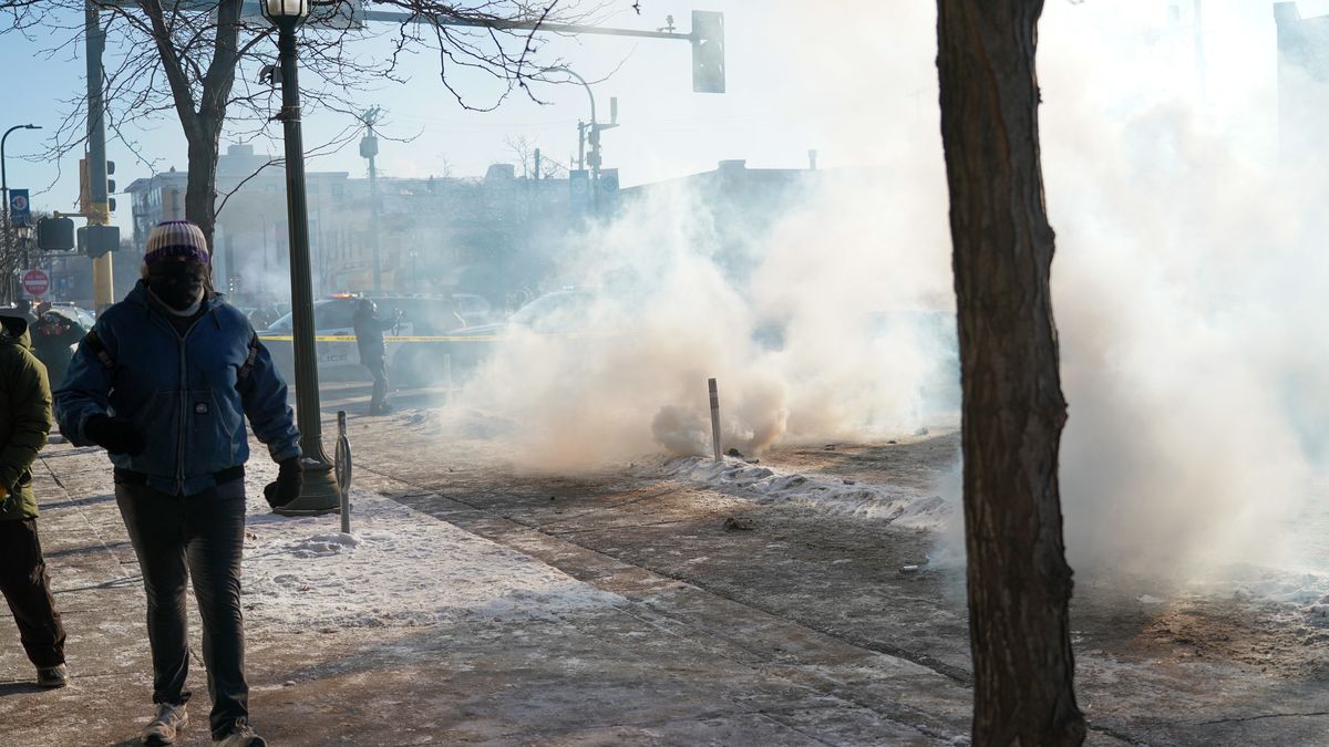 Federal officers fire tear gas and flash bang grenades as they confront protesters after ICE agents shot a man several times while they were trying to detain him in Minneapolis, Minnesota, USA, 24 January 2026. State and local authorities said a man was shot and killed by federal agents. EPA/CRAIG LASSIG Dostawca: PAP/EPA.