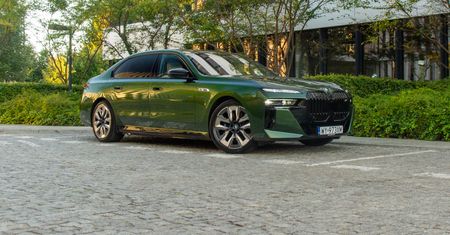 Test: BMW M760e xDrive – arcyhybryda, w której błogość ściera się z szałem innowacji
