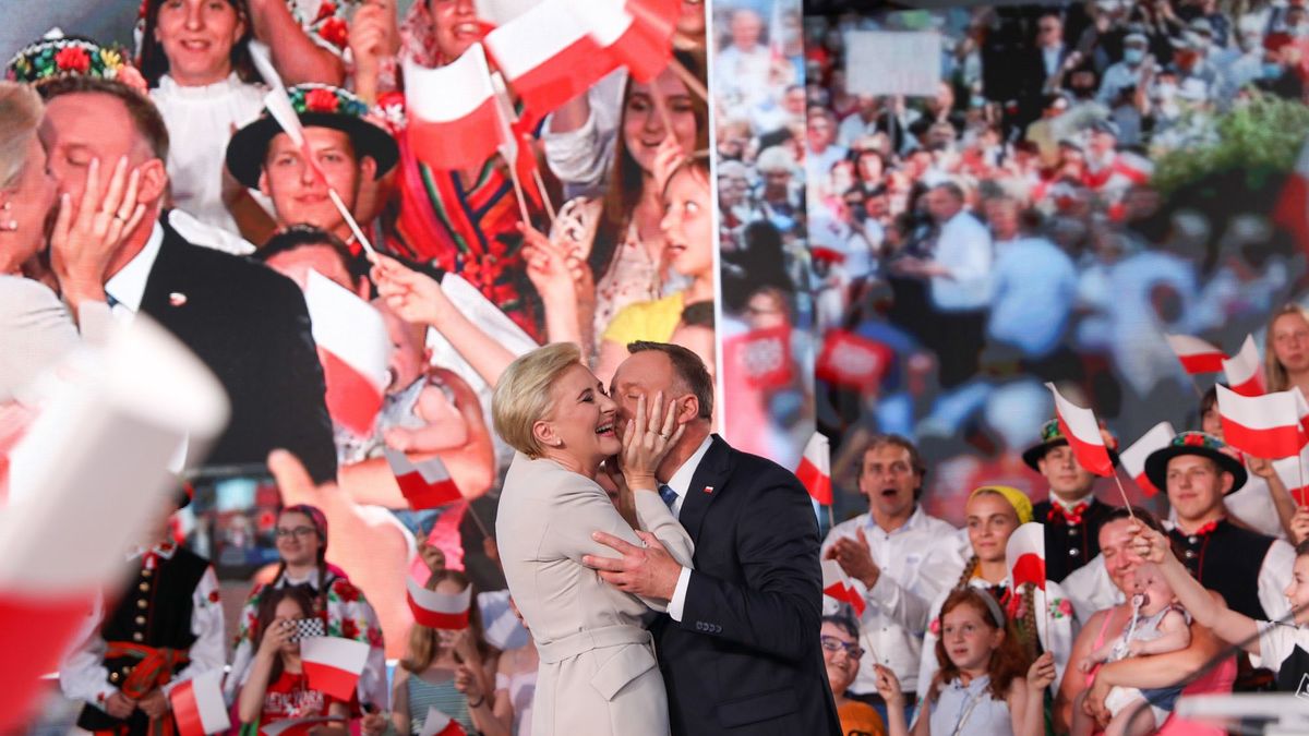 Wpadli sobie w ramiona.