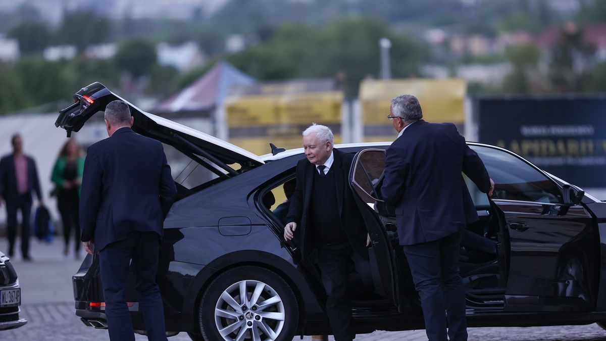 Kraków, 18.05.2024. Prezes Prawa i Sprawiedliwości Jarosław Kaczyński (C) w drodze na mszę świętą w katedrze na Wawelu w Krakowie, 18 bm. Politycy PiS odwiedzają katedrę w miesięcznicę pogrzebu pary prezydenckiej Lecha i Marii Kaczyńskich. (amb) PAP/Art Service