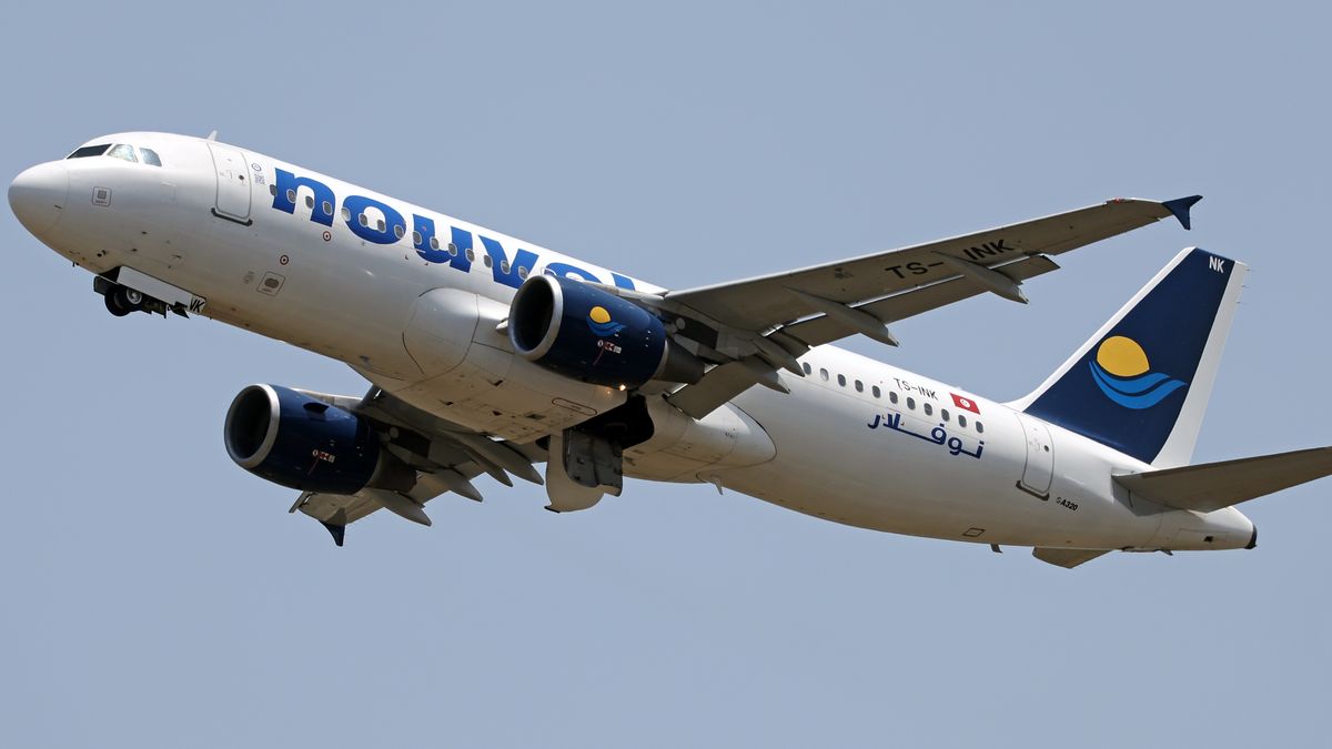 Samolot linii lotniczych Nouvelair z Tunezji. Zdjęcie ilustracyj