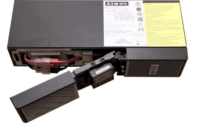 Dostęp do baterii w Eaton 9PX 3000