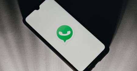Wiadomość na WhatsAppie: "To jest numer do śledzenia przesyłki"