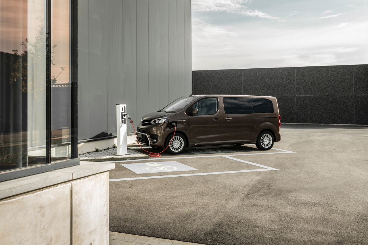 Toyota Proace Verso Electric będzie na razie jedynym korzystającym wyłącznie z energii z gniazdka