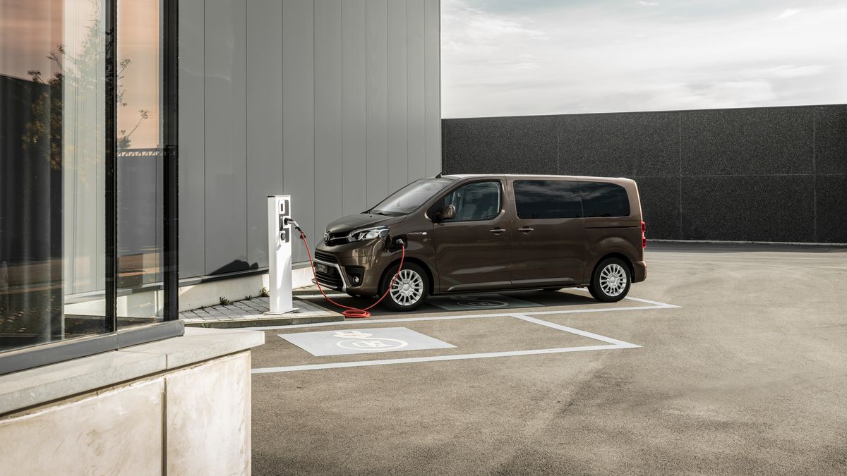 Toyota Proace Verso Electric będzie na razie jedynym korzystającym wyłącznie z energii z gniazdka