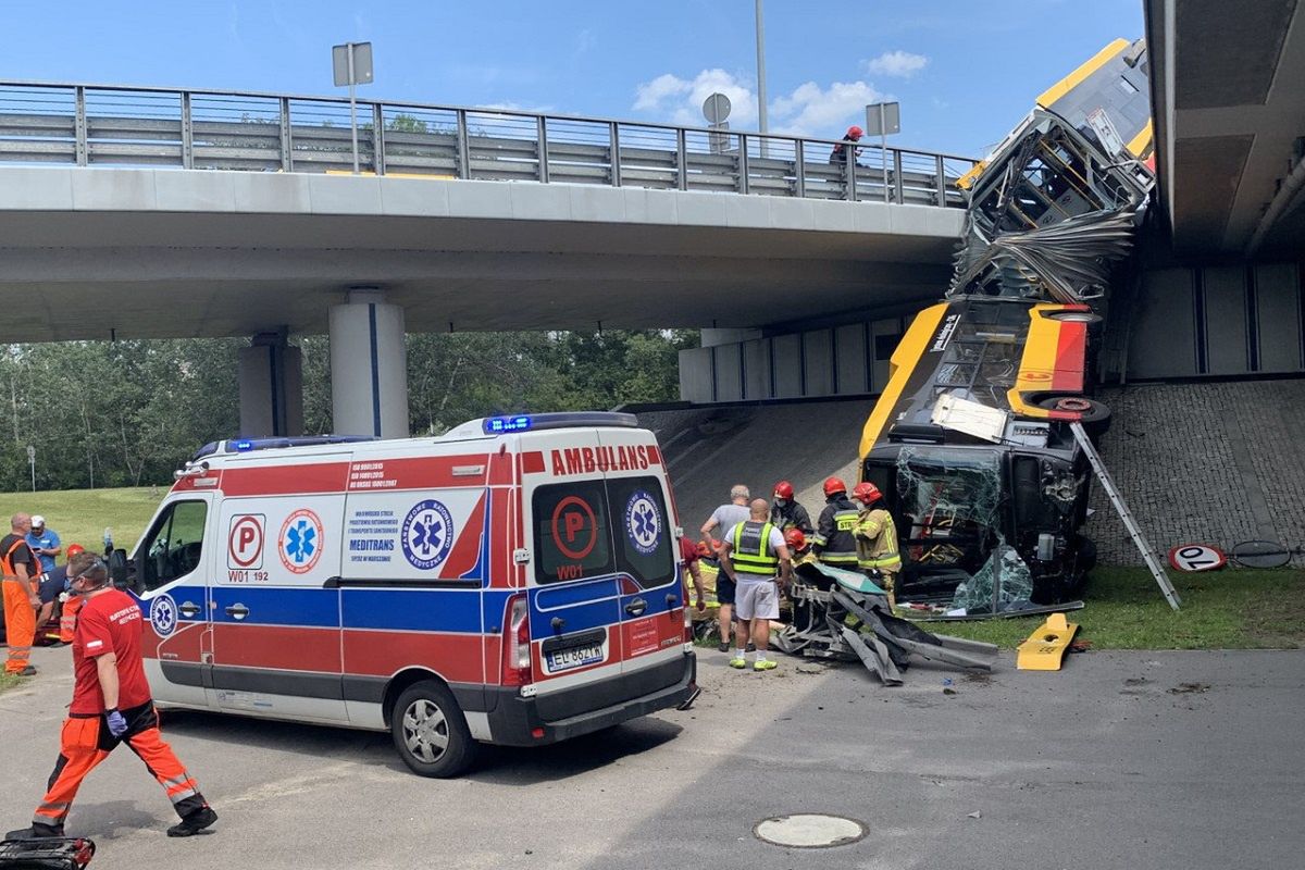 Wypadek autobusu w Warszawie. Świadek opowiada o wypadku na moście i pomocy poszkodowanym