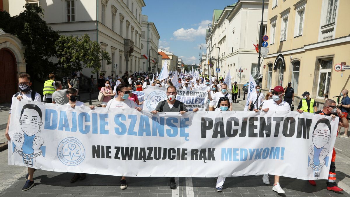 Protest medyk�w w WarszawieFot. Jakub Kaminski/East News, Warszawa, 08.08.2020. Protest medykow przechodzi sprzed Ministerstwa Zdrowia pod Sejm.Jakub Kaminski